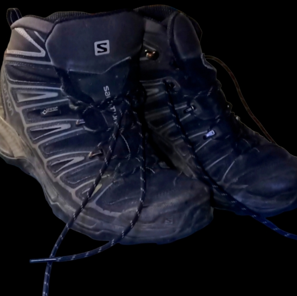 #0114 Salomon size 8 1/2 Mens 9 12 women's hiking shoe/work shoes.